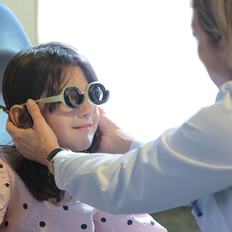 Visita oculistica pediatrica con occhiali